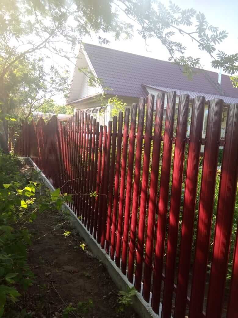 Забор из фигурного штакетника 21м RAL3005 Красное Вино фото 2 в Славгороде