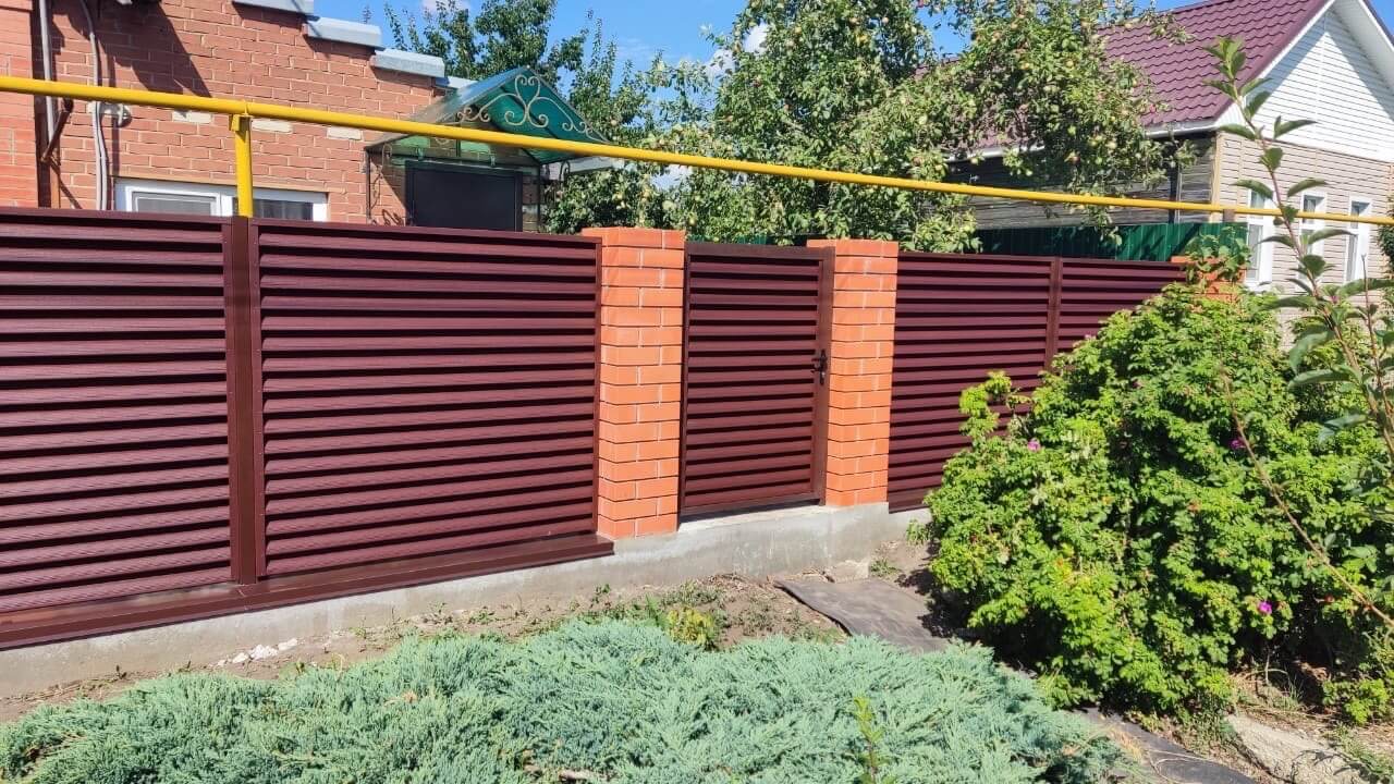 Забор-жалюзи из ламелей Еврожалюзи 20м RAL8017 Шоколад в Славгороде