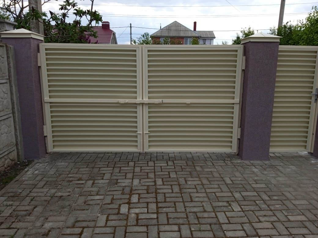 Забор-жалюзи с ламелями ЭКО-Z 10м RAL1015 Слоновая Кость фото 4 в Славгороде