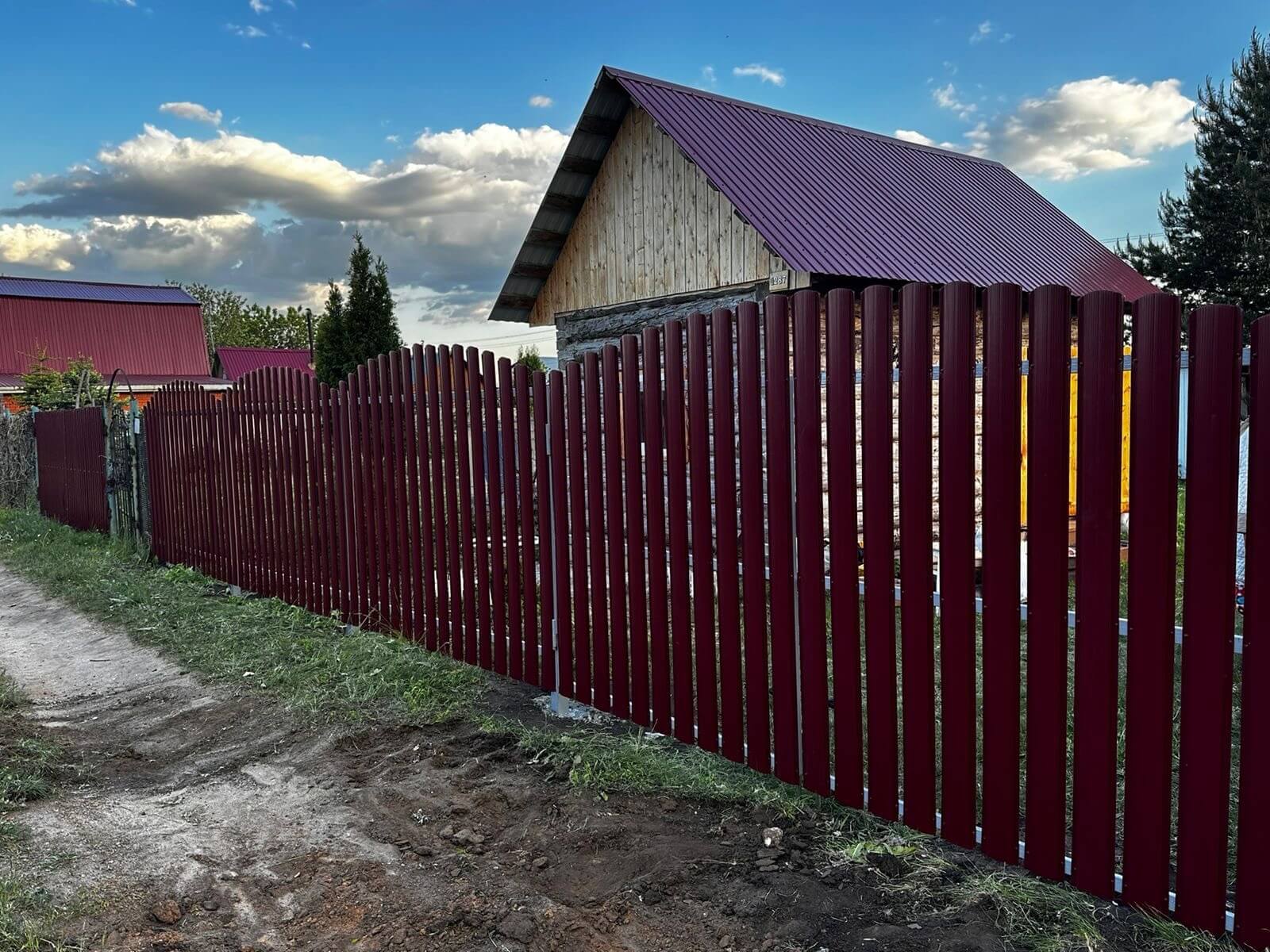 Забор из евроштакетника 28м RAL3005 Красное Вино фото 4 в Славгороде