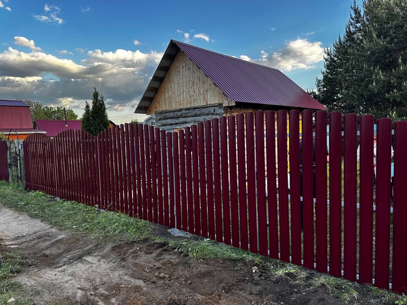 Забор из евроштакетника 28м RAL3005 Красное Вино фото 2 в Славгороде
