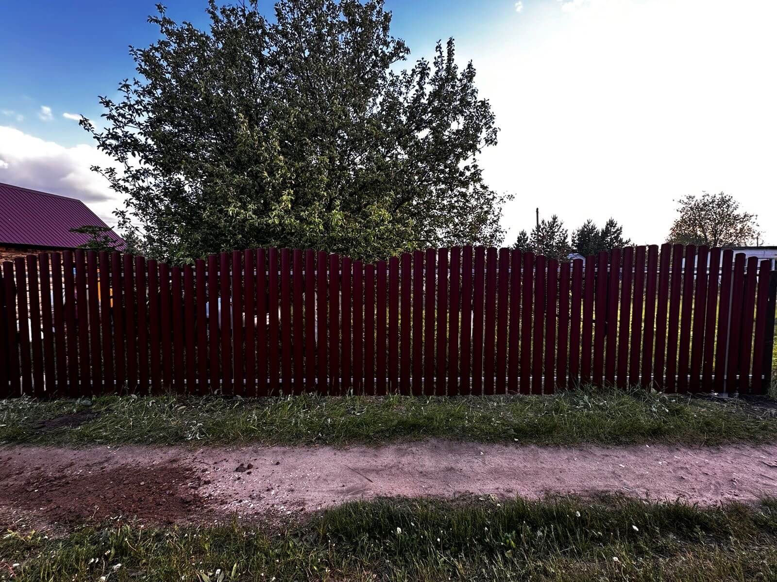Забор из евроштакетника 28м RAL3005 Красное Вино фото 1 в Славгороде