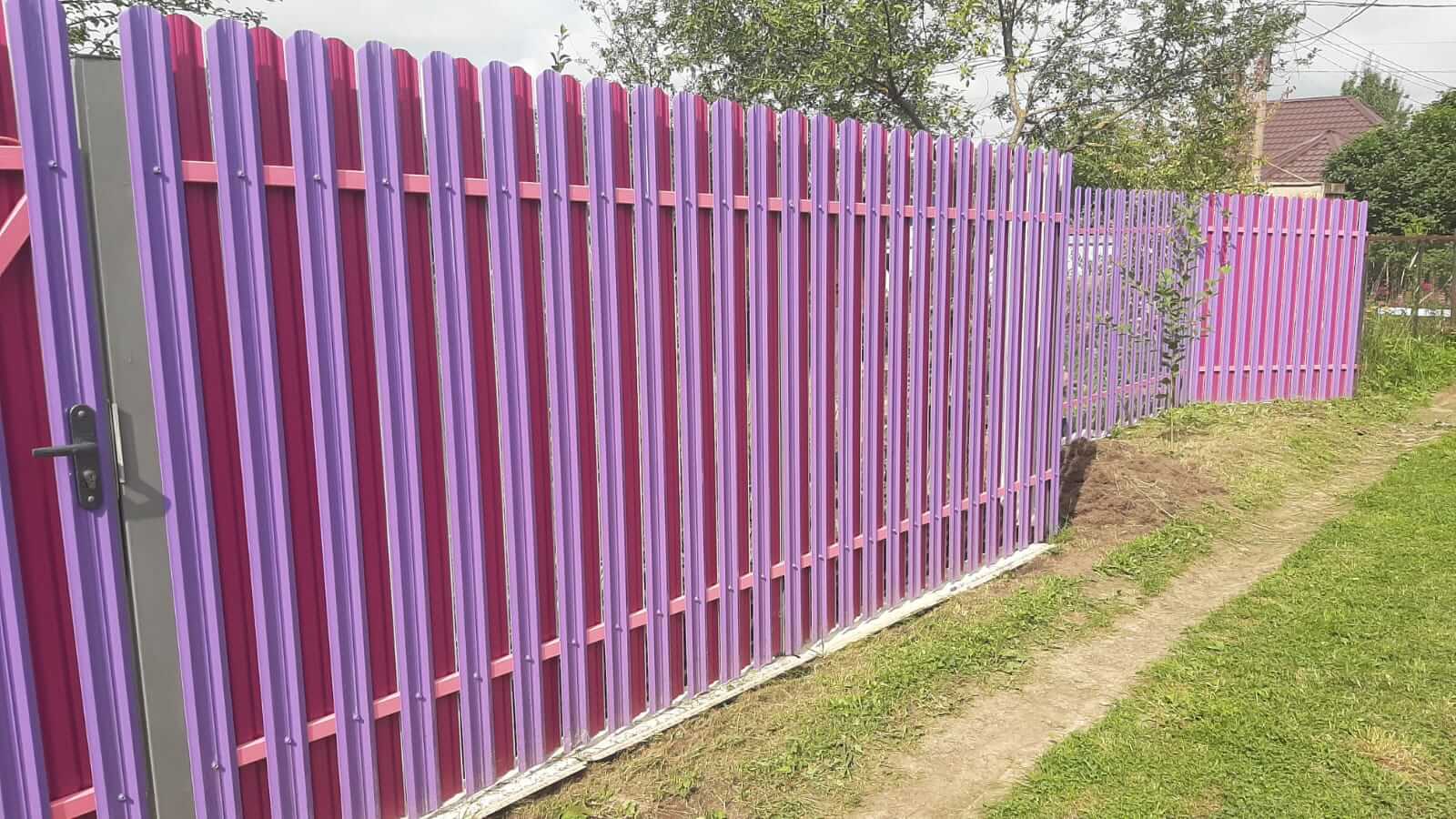 Двухцветный забор из евроштакетника 44м RAL4005 Сиреневый, RAL4006 Пурпурный фото 4 в Славгороде