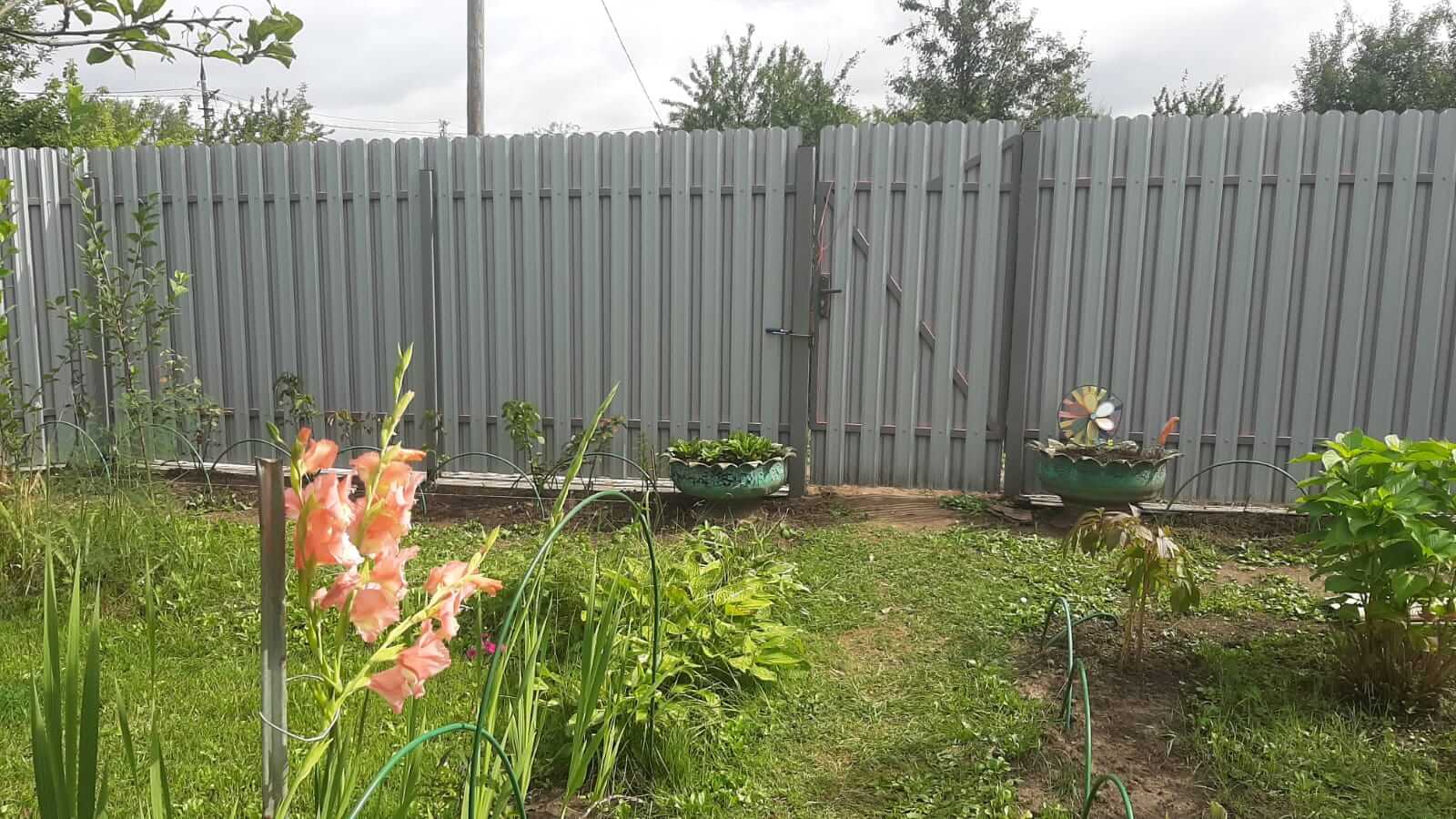Двухцветный забор из евроштакетника 44м RAL4005 Сиреневый, RAL4006 Пурпурный фото 1 в Славгороде