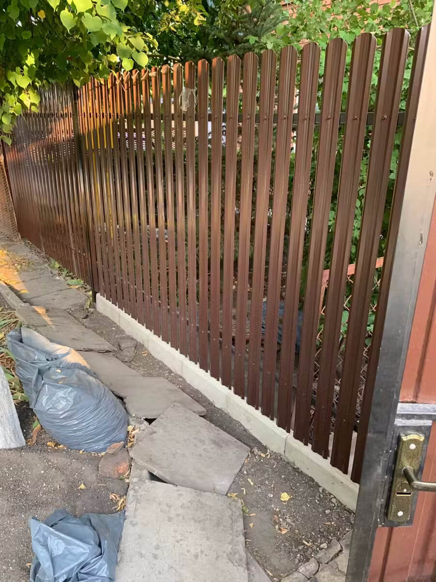 Забор из евроштакетника 15м RAL8017/8017 Шоколад двусторонний в Славгороде