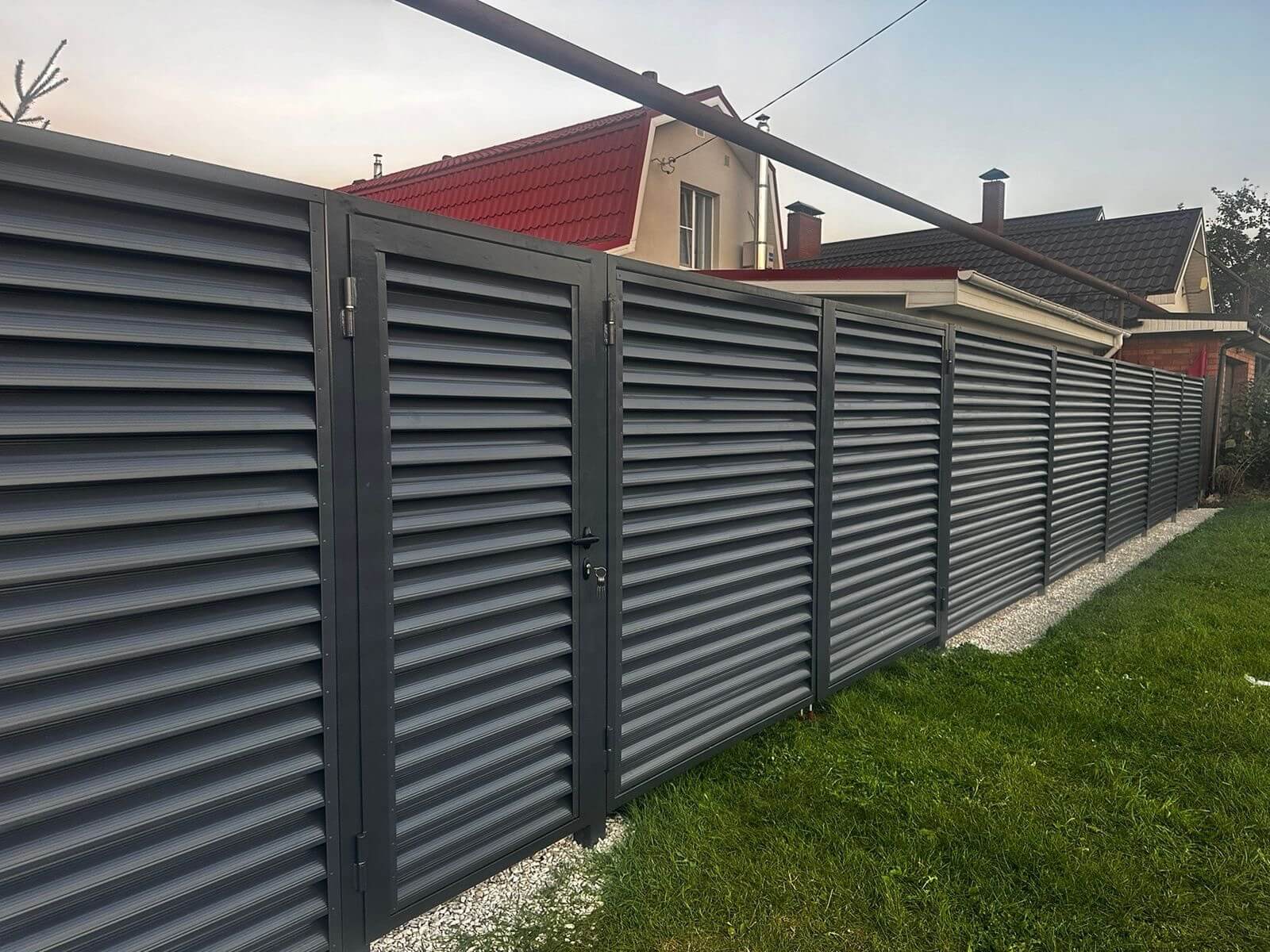 Забор из ламелей Еврожалюзи 26м RAL7024/7024 Серый Графит двусторонний фото 1 в Славгороде
