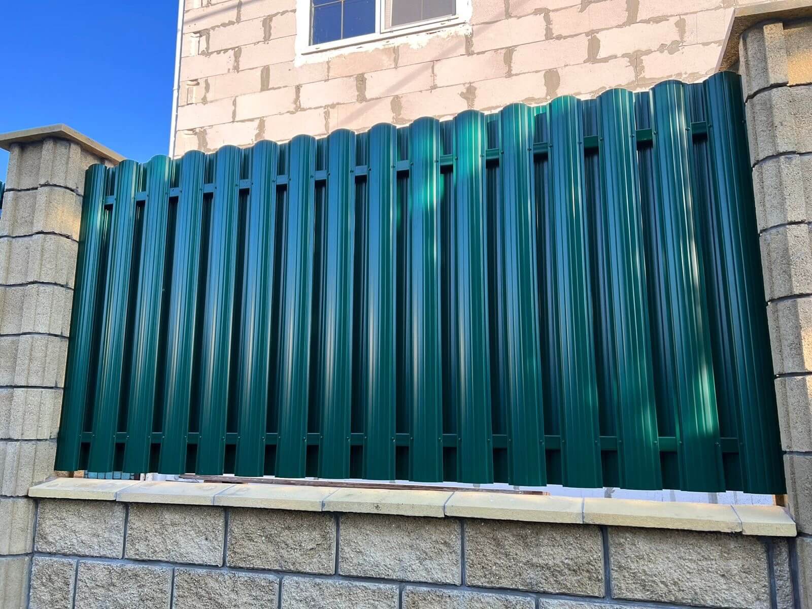 Забор из евроштакетника 22м RAL6005/6005 Зеленый Мох двусторонний фото 2 в Славгороде