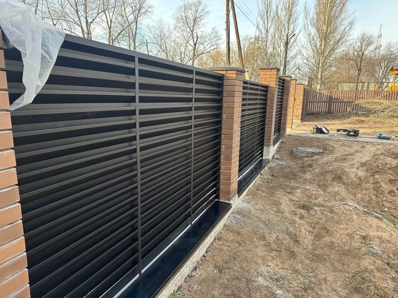 Забор-жалюзи из ламелей Хай-Тек 16м RAL9005/9005 Черный двусторонний МАТТЕ фото 1 в Славгороде