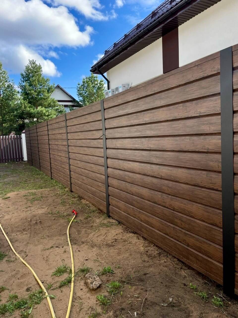 Забор из металлосайдинга ЕВРО-БРУС 67м Темный Каштан 3D Принтек фото 4 в Славгороде