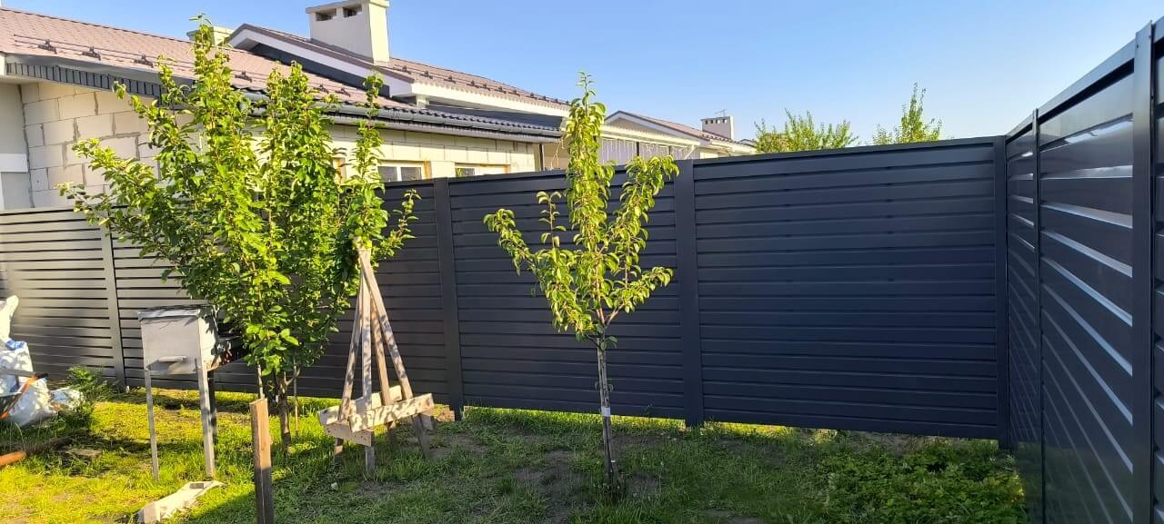 Забор-жалюзи из ламелей Хай-Тек 62м RAL7024/7024 Серый Графит двусторонний фото 4 в Славгороде