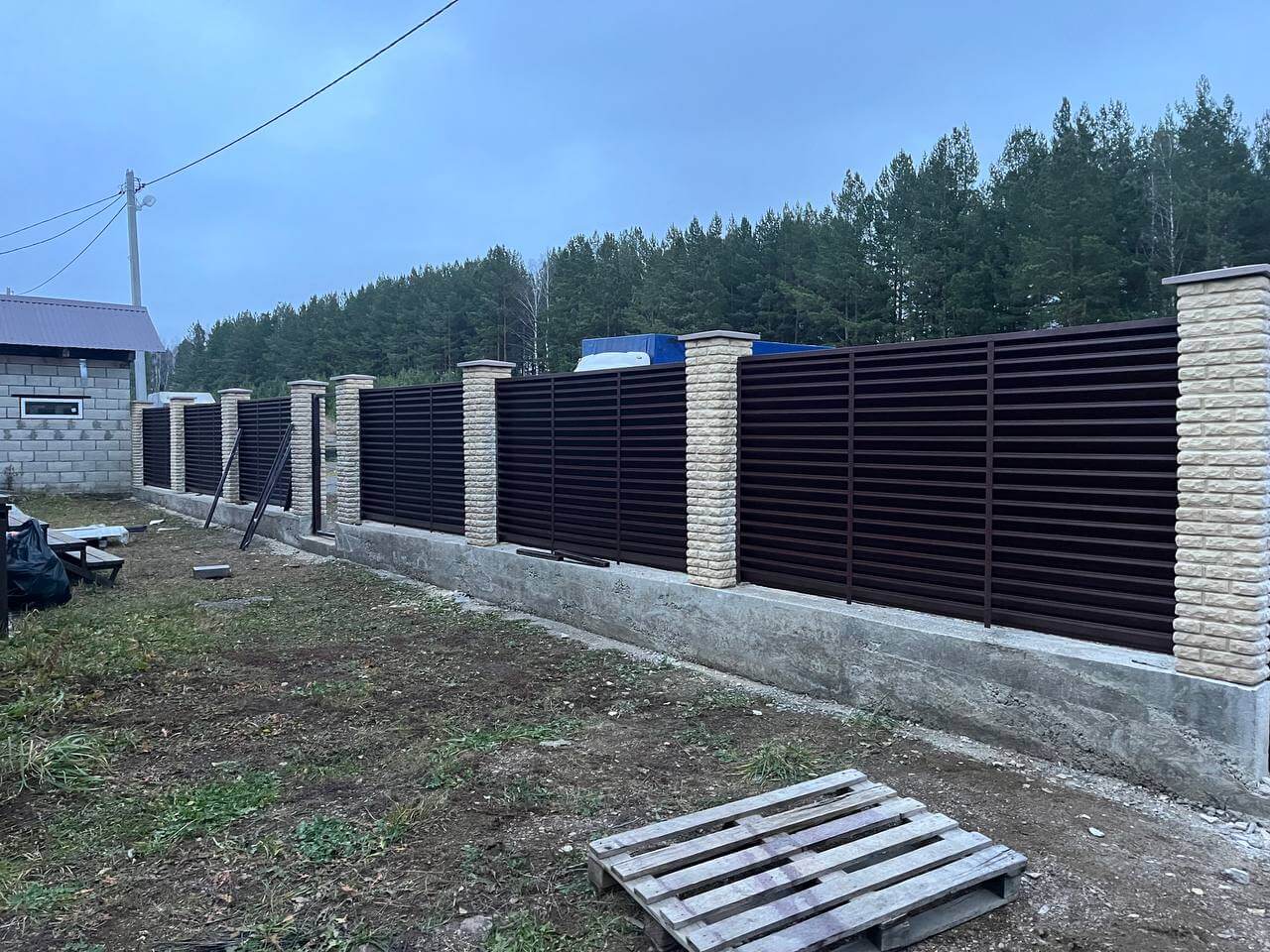 Забор-жалюзи из ламелей ЭКО-Z 18м RAL8017/8017 Шоколад двусторонний фото 3 в Славгороде