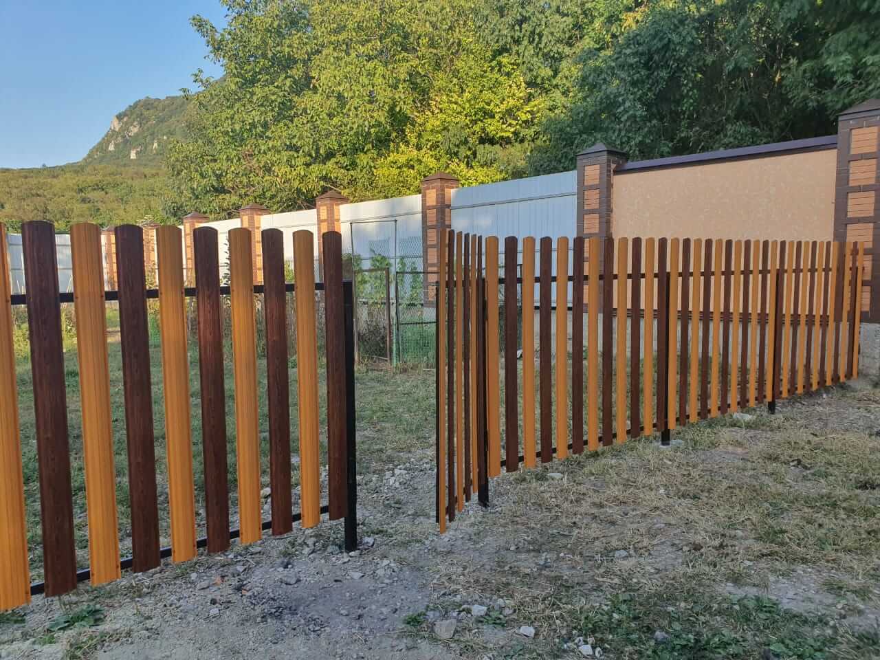 Забор из евроштакетника 10м в двух цветах: Тик + Темное Дерево Printech фото 1 в Славгороде