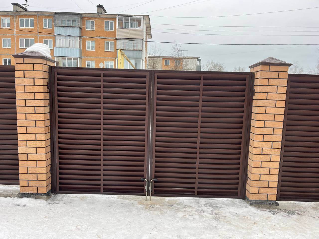 Забор-жалюзи из ламелей ЭКО-Z 87м RAL8017/8017 Шоколад двусторонний МАТТЕ фото 9 в Славгороде