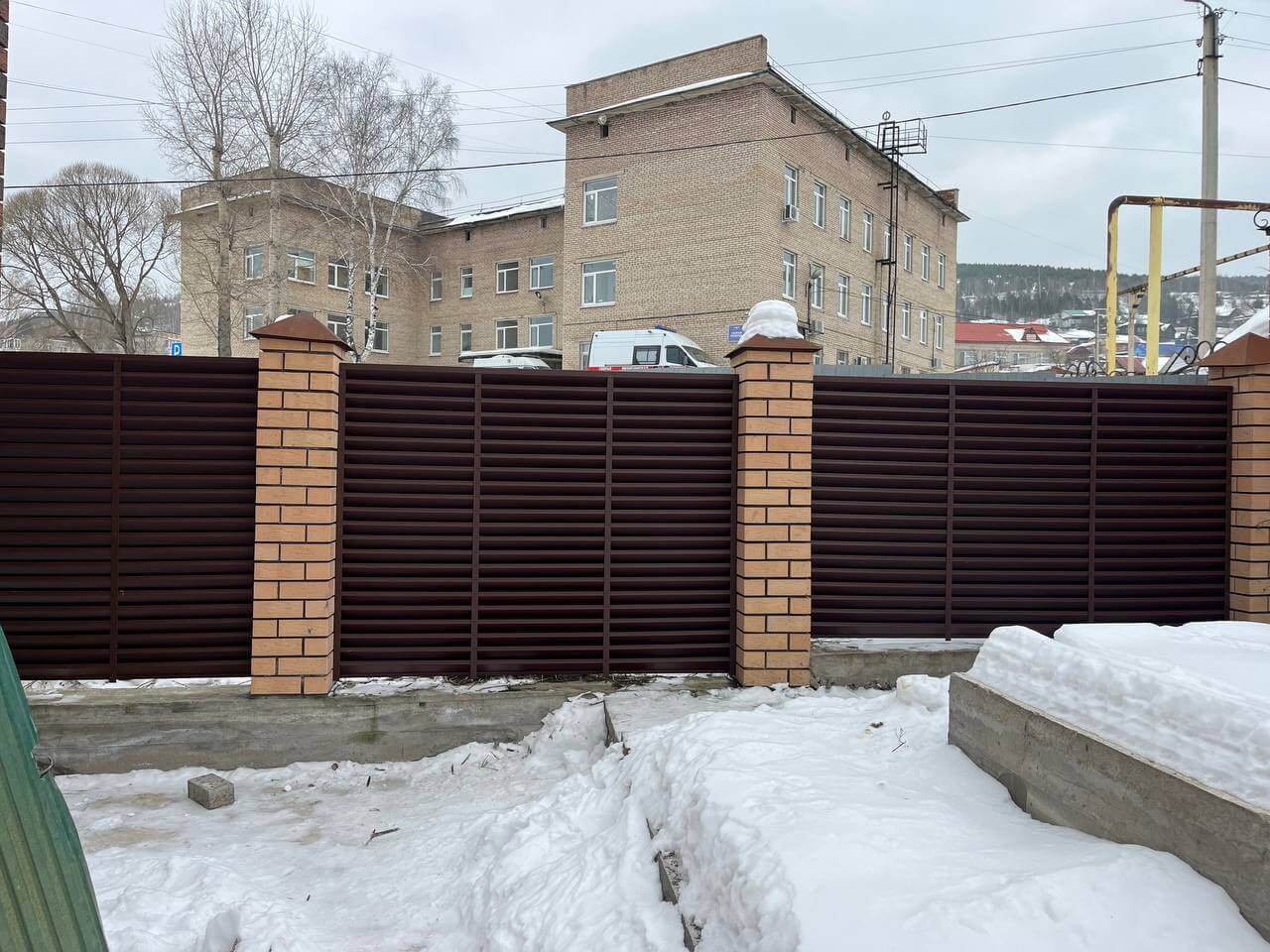 Забор-жалюзи из ламелей ЭКО-Z 87м RAL8017/8017 Шоколад двусторонний МАТТЕ фото 16 в Славгороде
