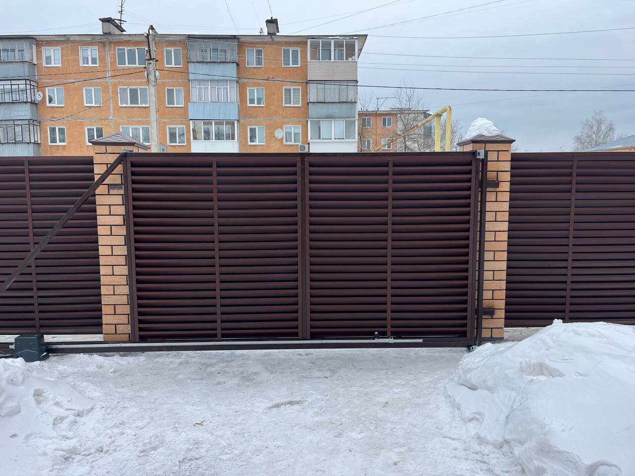 Забор-жалюзи из ламелей ЭКО-Z 87м RAL8017/8017 Шоколад двусторонний МАТТЕ фото 10 в Славгороде