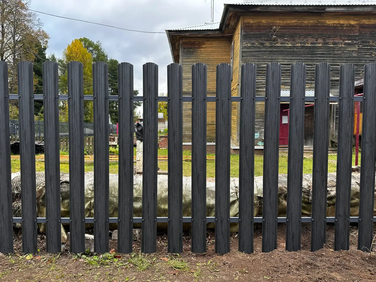 Забор из евроштакетника 63м Черное Дерево 3D Принтек в Славгороде