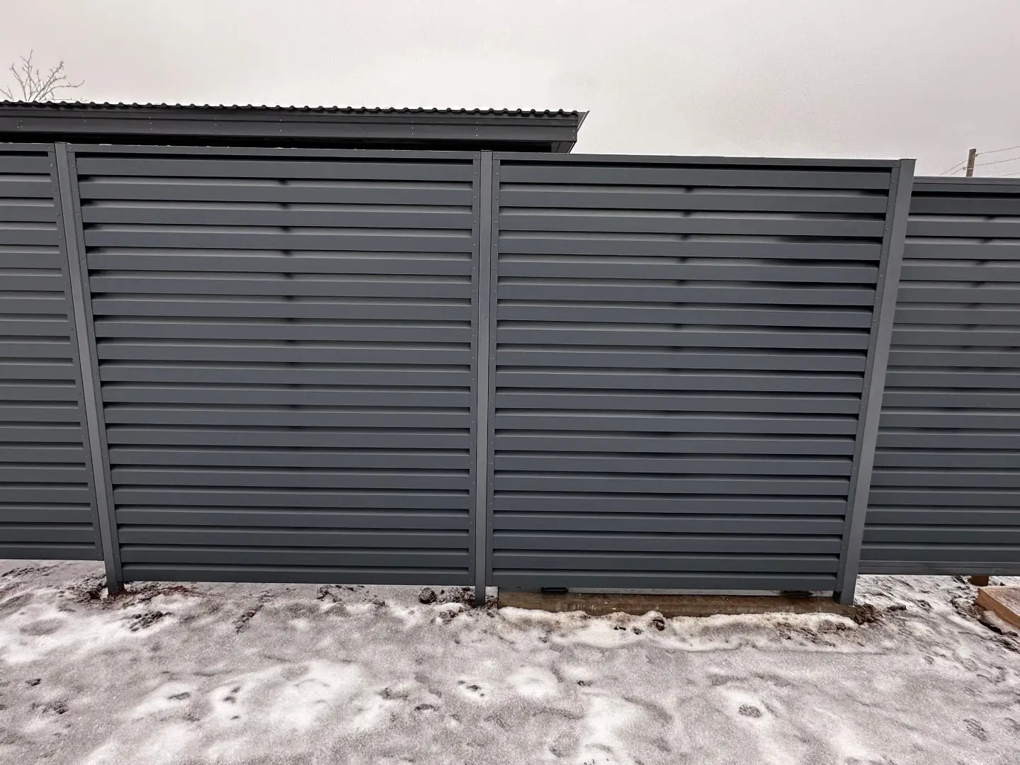Забор-жалюзи из ламелей Хай-Тек 20м RAL7024/7024 Серый Графит двусторонний МАТТЕ фото 2 в Славгороде
