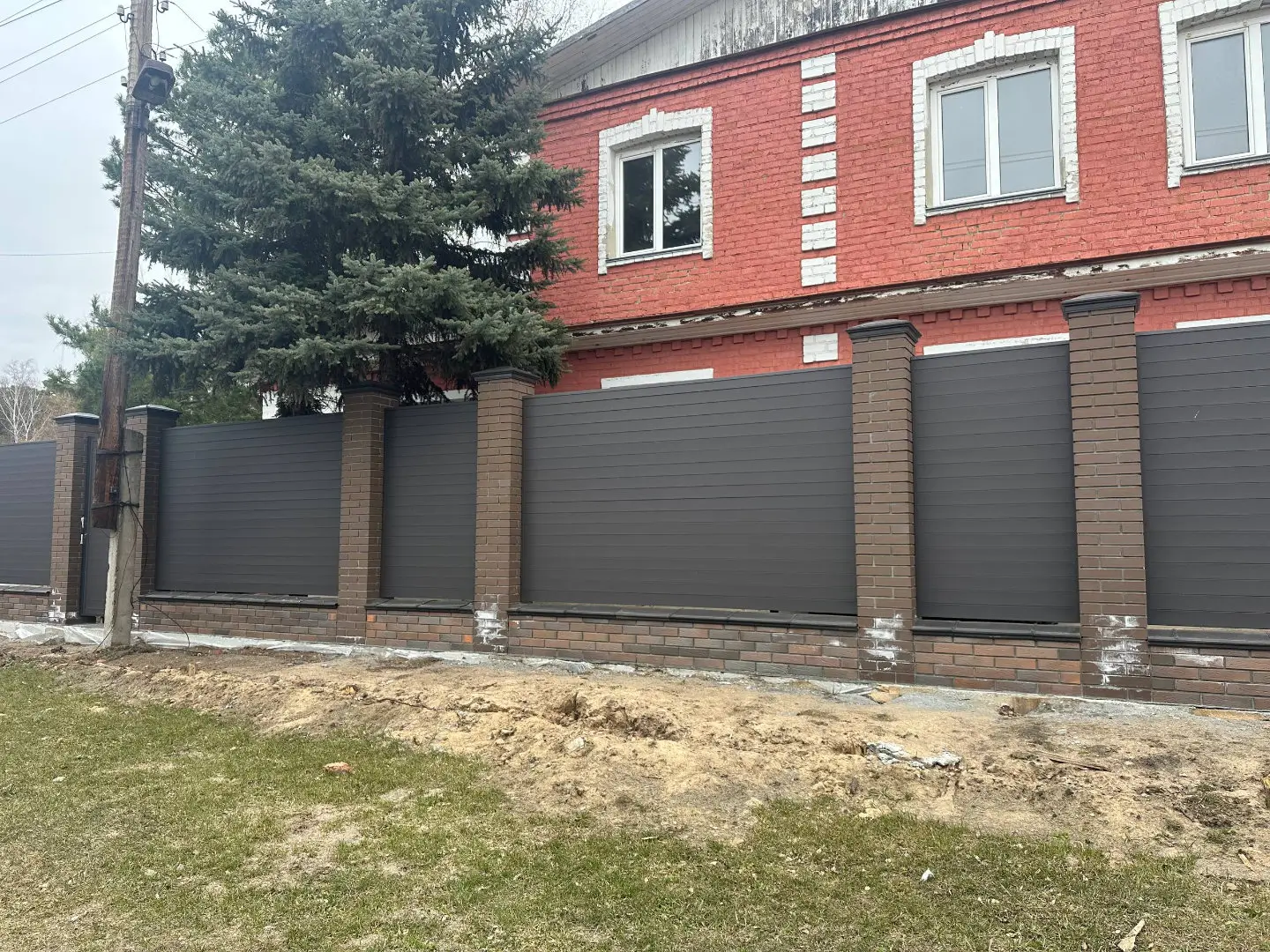 Забор-ранчо из металлического планкена 28м RAL8019 Темный Шоколад МАТТЕ в Славгороде