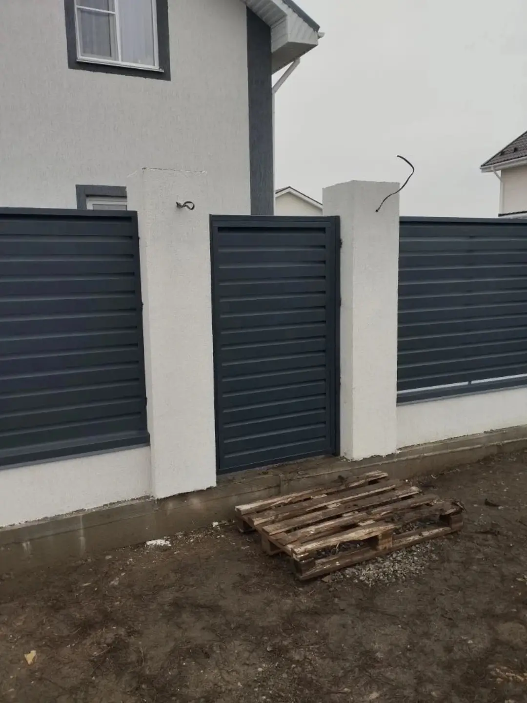 Забор-жалюзи из ламелей Хай-Тек 12м RAL7024 Серый Графит МАТТЕ фото 1 в Славгороде